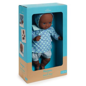 Lalka bobas o ciemnej karnacji ubrana w niebieską bluzkę z kapturem i białe spodenki dla dziecka powyżej 18 miesięcy. Djeco Lalka Wasabi 32 Cm POMEA X PETIT PAN