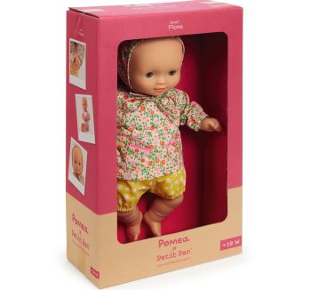 Lalka bobas ubrana w kwiatową bluzkę i żółte spodenki w białe kropki dla dziecka powyżej 18 miesięcy. Djeco Lalka Flora 32 Cm POMEA X PETIT PAN