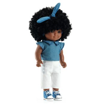Lalka bobas z ciemną karnacją i kręconymi czarnymi włosami ubrana w niebieską bluzkę i białe spodnie dla dziecka. Djeco Lalka Janet 32cm KOLEKCJA LOVELY POMEA