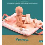 Różowa torba przewijak z akcesoriami dla lalek z kolekcji Pomea marki Djeco. Djeco Torba przewijak różowa KOLEKCJA POMEA