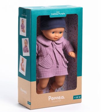 Lalka bobas ubrana w fioletową sukienkę i granatową czapeczkę dla dzieci powyżej 18 miesięcy. Djeco Lalka Dalhia Purple 32 cm KOLEKCJA POMEA