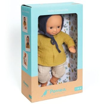 Lalka bobas ubrana w żółtą bluzkę i beżowe spodnie z kapturem dla dziecka powyżej 18 miesięcy. Djeco Lalka Camomille 32 cm KOLEKCJA POMEA