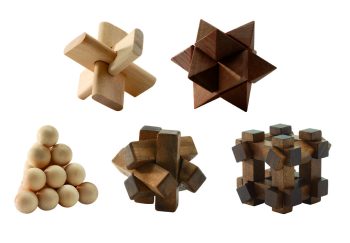 Drewniane puzzle przestrzenne w różnych kształtach i odcieniach brązu gra zręcznościowa dla dzieci. Djeco Gra Woodix Rozłącz I Złącz Figury