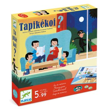 Gra pamięciowa dla dzieci z ilustracją rodziny siedzącej w salonie i postacią w tle na zewnątrz nocą. Djeco Gra Pamięciowa Tapikekoi