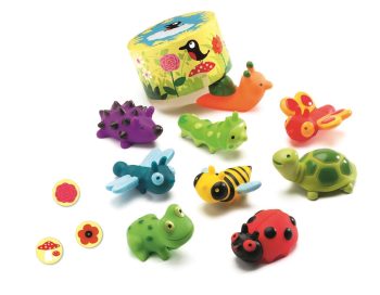 Kolorowe plastikowe figurki zwierząt i pudełko z ilustracją kwiatów gra planszowa dla dzieci. Djeco Gra Planszowa LITTLE MEMO