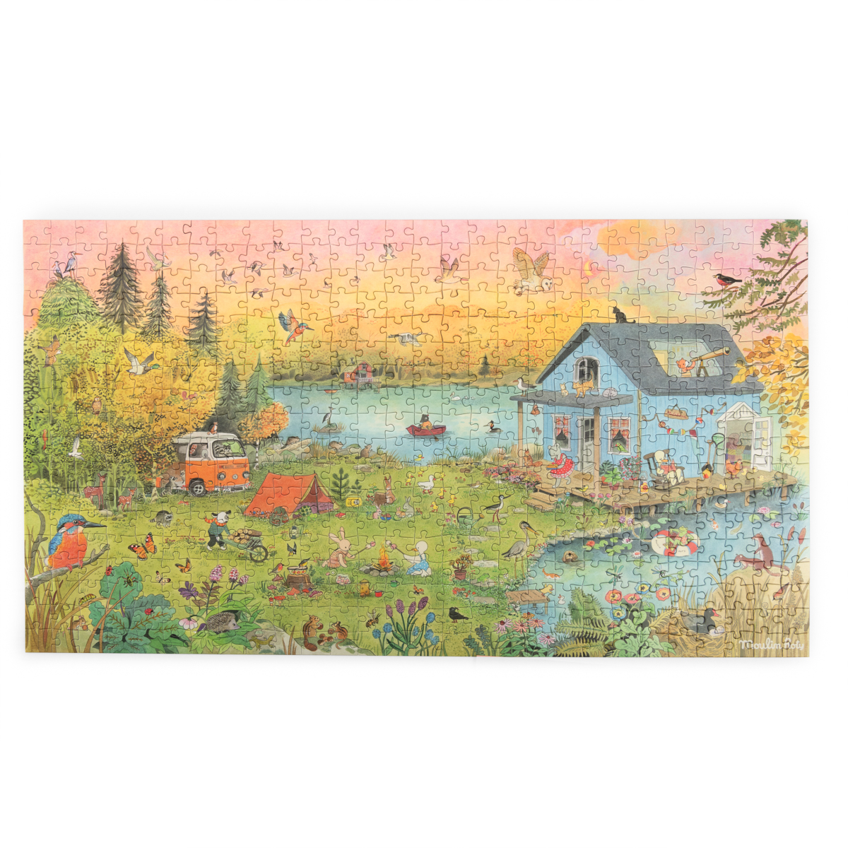 Puzzle kartonowe 500 elementów obrazek z domem nad jeziorem i postaciami na łące dla dzieci. Moulin Roty Puzzle kartonowe La Grande Famille500 elem