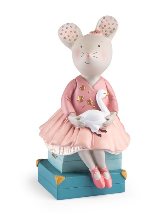 Skarbonka myszka w różowej sukience baletnicy siedząca na niebieskich pudełkach z łabędziem dla dziecka. Moulin Roty Skarbonka myszka MAŁA SZKOŁA TAŃCA