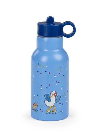 Niebieski bidon z ciemnoniebieską zakrętką z uchwytem z nadrukiem kaczki na rolkach i myszki na deskorolce dla dziecka. Moulin Roty Bidon PUCE & PILOU H17.5cm