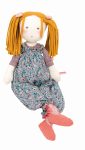 Szmaciana lalka z pomarańczowymi włosami w kitkach ubrana w różowo-niebieski kombinezon dla dziecka. Moulin Roty Lalka szmaciana Violette 45 cm