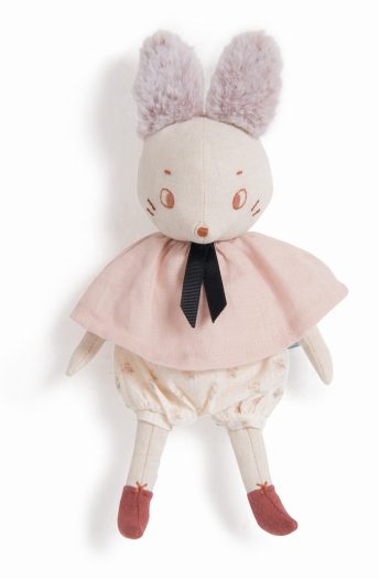 Pluszowy królik maskotka w różowej pelerynce i białych spodenkach dla dziecka. Moulin Roty Maskotka BRUME z APRES La PLUIE