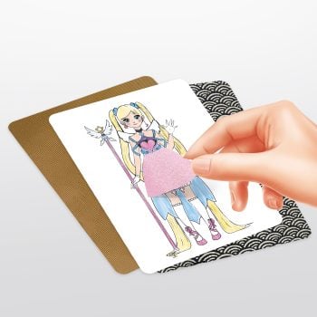Ręka naklejająca różową sukienkę na rysunek postaci w szkicowniku do projektowania manga. Buki Szkicownik projektowania MANGA
