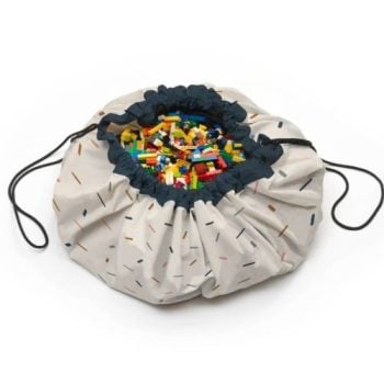 Worek na zabawki i mata do zabawy 2w1 w jasnym kolorze w kolorowe konfetti z czarnym ściągaczem i sznurkami. Play&Go NOOMAD Worek na Zabawki i Mata do Zabawy 2w1 Confetti