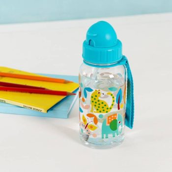 Przezroczysty bidon z niebieską nakrętką i słomką z kolorowymi wzorami dzikich zwierząt dla dziecka. Rex London Bidon ze słomką 500ml Dzikie Zwierzęta