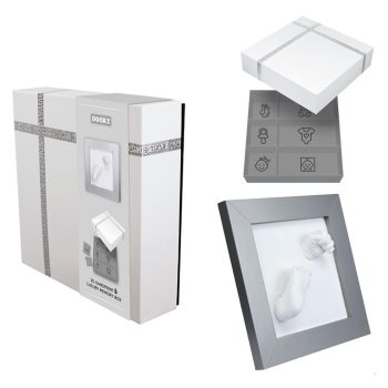 Ramka z odciskiem dłoni i stopy niemowlaka 3D w kolorze białym z pudełkiem pamięciowym dla dziecka. Dooky Odcisk bobasa 3D Deluxe ramka i MEMORY BOX