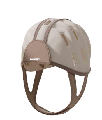 Kremowo-brązowy kask ochronny do nauki chodzenia dla niemowląt 6-24 miesiące z otworami wentylacyjnymi i paskiem pod brodę. Dooky Kask ochronny do nauki chodzenia 6-24 m-ce