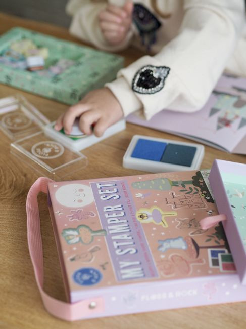 Zestaw kolorowych pieczątek i poduszki z tuszem do stemplowania dla dzieci z motywem baletnic. Floss&Rock Baletnice Zestaw Kolorowych Pieczątek i Książeczka