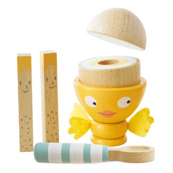 Drewniany żółty kieliszek do jajka z pokrywką w kształcie jajka oraz drewniana łyżeczka i solniczka z pieprzniczką dla dzieci. Le Toy Van Drewniany kieliszek do jajka i jajko zestaw