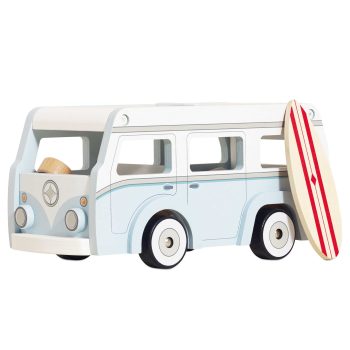 Drewniany niebiesko-biały wakacyjny kamper z deską surfingową dla dzieci. Le Toy Van Wakacyjny kamper