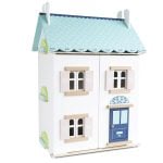 Drewniany biały domek dla lalek z niebieskim dachem i drzwiami z okiennicami dla dzieci. Le Toy Van Domek dla lalek BlueBelle