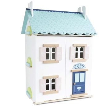 Drewniany biały domek dla lalek z niebieskim dachem i drzwiami z okiennicami dla dzieci. Le Toy Van Domek dla lalek BlueBelle