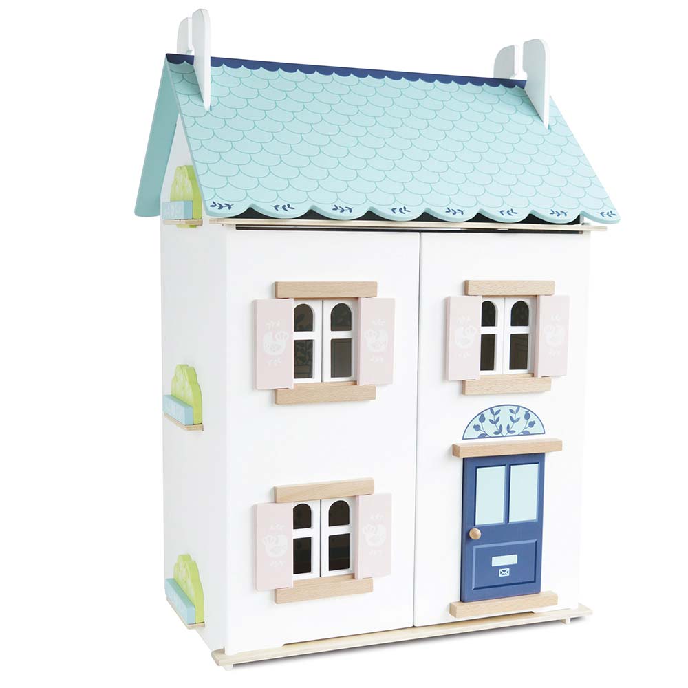 Drewniany biały domek dla lalek z niebieskim dachem i drzwiami z okiennicami dla dzieci. Le Toy Van Domek dla lalek BlueBelle