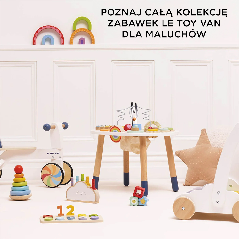 Drewniany stolik edukacyjny z zabawkami dla dzieci z kolorowymi elementami na jasnym tle. Le Toy Van Stolik edukacyjny