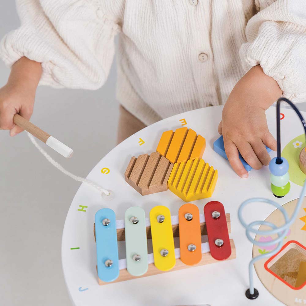 Drewniany stolik edukacyjny z kolorowymi elementami do nauki dla dziecka. Le Toy Van Stolik edukacyjny