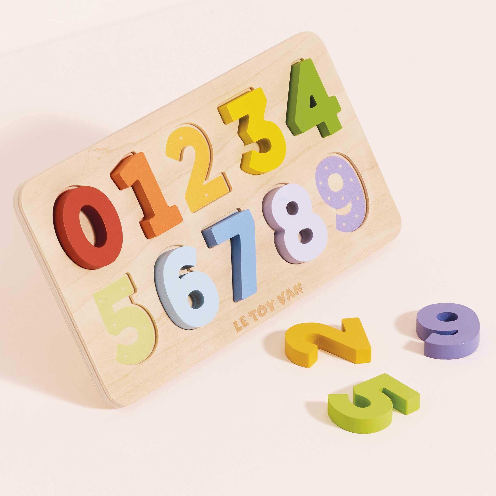 Drewniany sorter kształtów z kolorowymi cyferkami od 0 do 9 do nauki liczenia dla dzieci. Le Toy Van Drewniane cyferki sorter kształtów