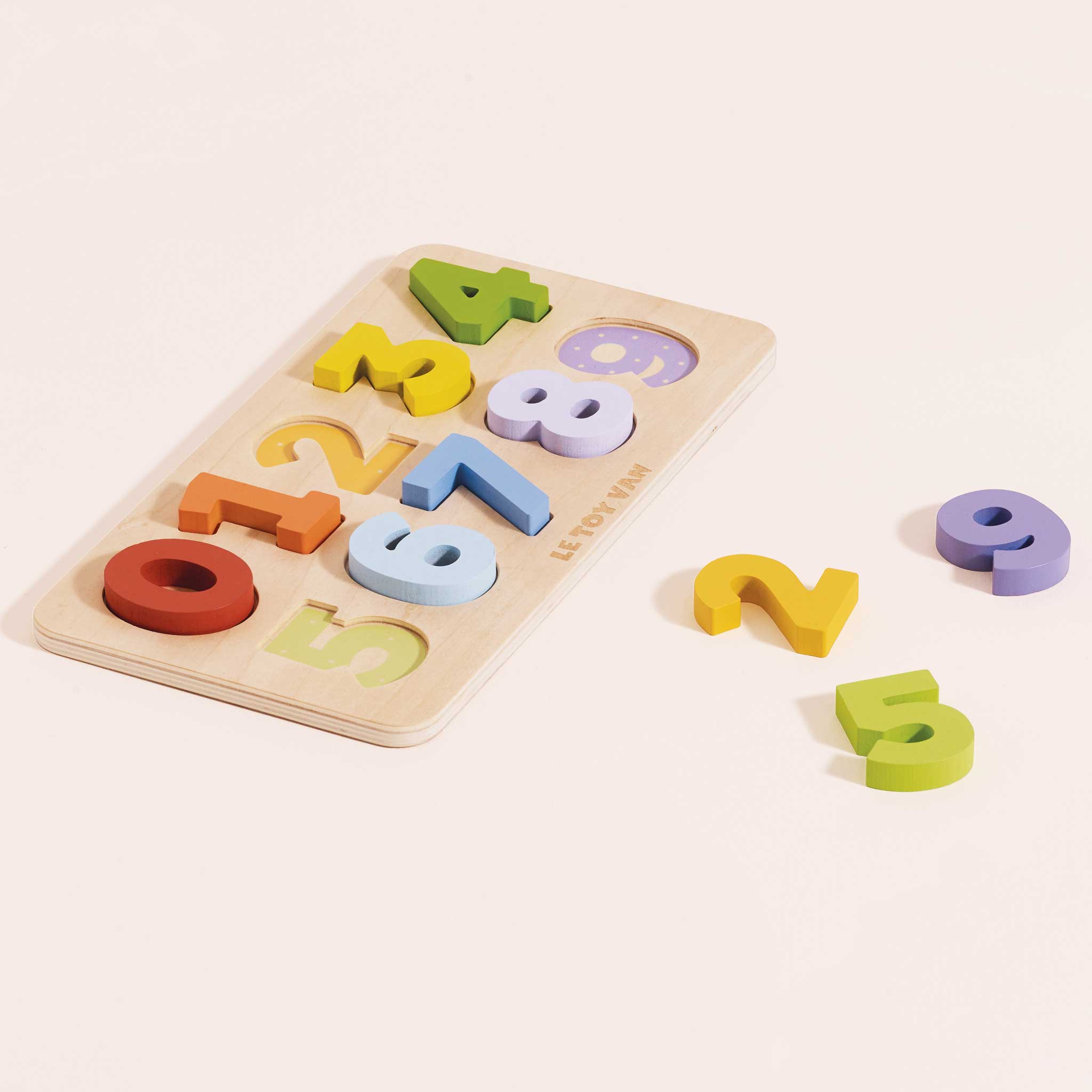 Drewniany sorter kształtów z kolorowymi cyferkami od 0 do 9 dla dziecka do nauki liczenia. Le Toy Van Drewniane cyferki sorter kształtów