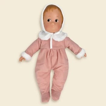 Lalka bobas w różowym kombinezonie z białym kołnierzykiem i czapką retro dla dziecka. Egmont Toys Lalka retro Lucy