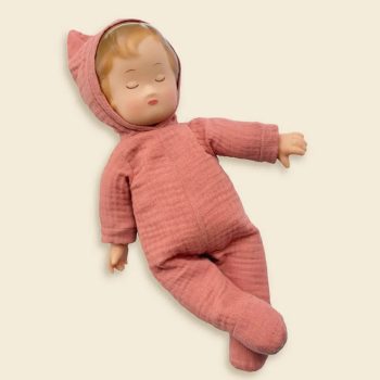 Lalka bobas retro ubrana w różowy kombinezon z kapturem z zamkniętymi oczami dla dziecka. Egmont Toys Lalka retro Simona