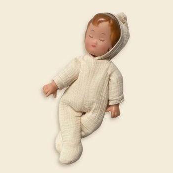 Lalka bobas retro ubrana w kremowy pajacyk z kapturem z zamkniętymi oczami dla dziecka. Egmont Toys Lalka retro Alba