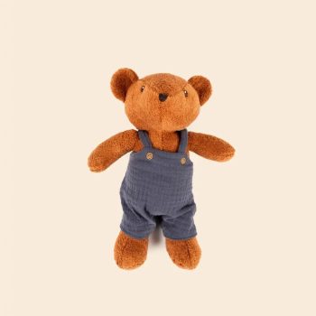 Pluszowy miś w brązowym kolorze ubrany w niebieskie ogrodniczki dla dziecka. Egmont Toys Przytulanka Miś Gabin