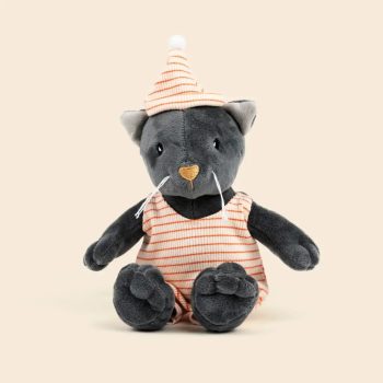 Pluszowy kotek w pasiastym ubranku i czapeczce dla dziecka. Egmont Toys Przytulanka Kotek Malo