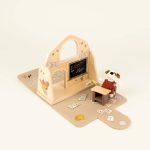 Drewniana figurka psa siedzącego przy ławce szkolnej z tablicą i akcesoriami dla dzieci. Egmont Toys Mini przyjaciele Szkoła