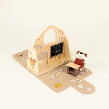 Drewniana figurka psa siedzącego przy ławce szkolnej z tablicą i akcesoriami dla dzieci. Egmont Toys Mini przyjaciele Szkoła