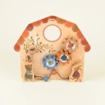 Drewniana edukacyjna zabawka domek z ruchomymi elementami i postaciami dla dzieci. Egmont Toys EGMONT Drewniana gra manulana Domek