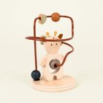 Drewniana mini gra zręcznościowa z labiryntem i figurką żyrafy dla dzieci. Egmont Toys Drewniana mini gra zręcznościowa Leonie
