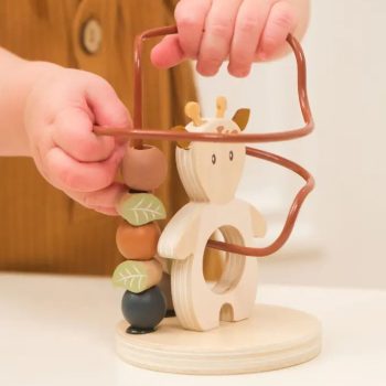 Drewniana mini gra zręcznościowa z labiryntem i koralikami dla dziecka. Egmont Toys Drewniana mini gra zręcznościowa Leonie