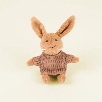 Pluszowy królik w brązowym sweterku dla dziecka. Egmont Toys Przytulanka Królik Lenny mini