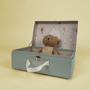 Pluszowy brązowy miś w beżowym ubranku siedzący w otwartym szarym pudełku dla dziecka. Egmont Toys Miś Marcel