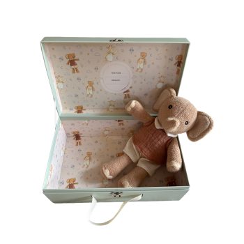 Pluszowa przytulanka słoń w ubranku leżąca w otwartym pudełku dla dziecka. Egmont Toys Przytulanka Słonik Ollie