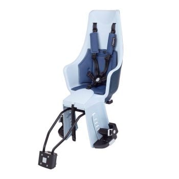 Dziecięcy fotelik rowerowy z niebieskim siedziskiem i czarnym stelażem mocowany do ramy roweru. Bobike Fotelik row.excl.Maxi PLUS 1P rama denim deluxe