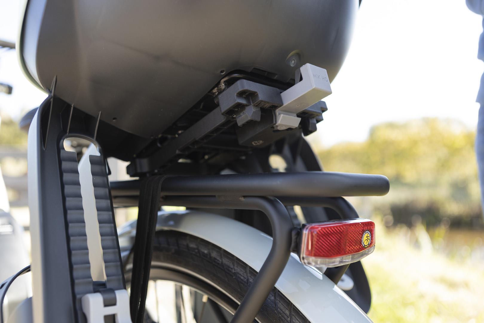 Czarny fotelik rowerowy montowany na bagażnik z mocowaniem MIK dla dziecka. Bobike Fotelik row. GO bagażnik MIK HD Candy Pink