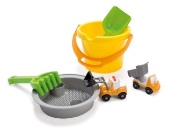 Zestaw do piasku z wiaderkiem łopatką grabkami i dwoma autkami dla dzieci powyżej 2 lat. Dantoy CLASSIC Zestaw do piasku z autami FunCars 2+