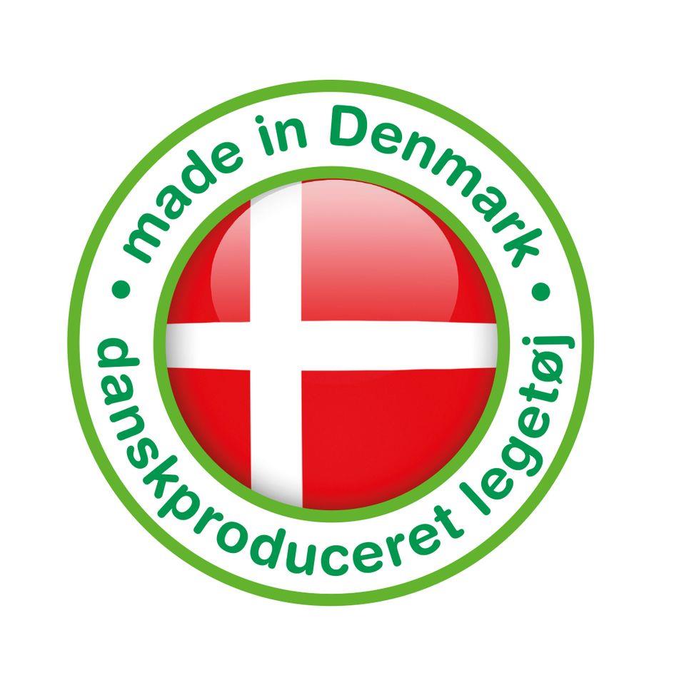 Okrągły znaczek z flagą Danii i napisem made in Denmark zielonymi literami. Dantoy Zestaw kawowy Fairytales 17 elem. 2+