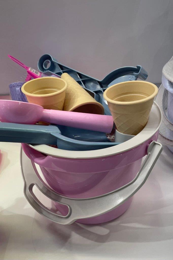 Różowe wiaderko z uchwytem zestaw do piasku z foremki w kształcie lodów i akcesoria dla dziecka. Dantoy Zestaw do piasku z lodami THORBJORN pink