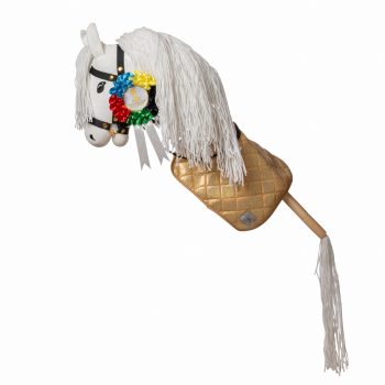 Koń na kiju z białą grzywą i ogonem ozdobiony kolorowym wieńcem dla dziecka do zabawy w skoki olimpijskie. byAstrup Hobby Horse Koń na kiju olimpijski do skoków