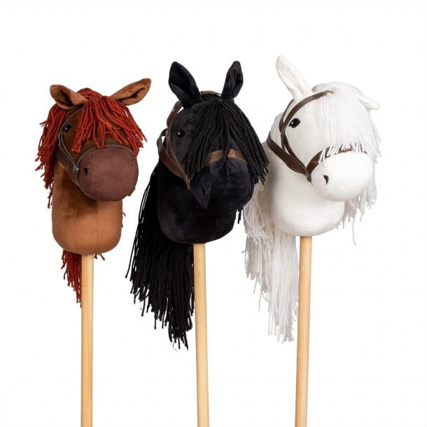 Trzy konie na kiju brązowy z rudą grzywą czarny z czarną grzywą biały z białą grzywą dla dzieci. byAstrup Koń na kiju Hobby Horse łaciaty z czarną grzywą
