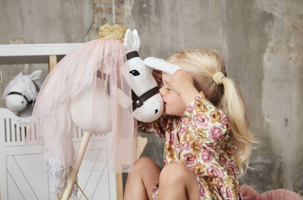 Koń na kiju łaciaty z czarną grzywą dla dziecka dziewczynki. byAstrup Koń na kiju Hobby Horse łaciaty z czarną grzywą